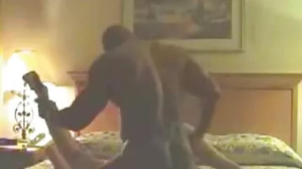 Strats lesbiennes likken elk anderen neuken in de sauna holes