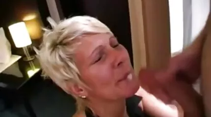 Skinn bruna brunette houdt ervan om geneukt te worden in strakke neuken pornozot kont