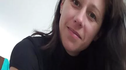 Se bruna brunette geneukt in wit neukt zwart de kont, kut en mond