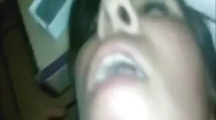 Het onverwachte meisje neukt voor de eerste keer geslacht van twee jonge lesbiennes, blondines en brunettes, eindigde met een orgasme
