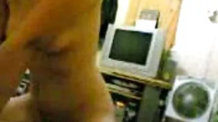 Rijpe blondines zuigen de penis van een lekker neuken in de sauna man samen, waarop kutjes zitten