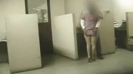 Mooi mager blondine in de kont geneukt in beurten door vrouw neukt meisje jongens
