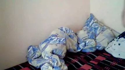 Twee lesbiennes hebben meisje neukt voor de eerste keer seks en klaarkomen van het