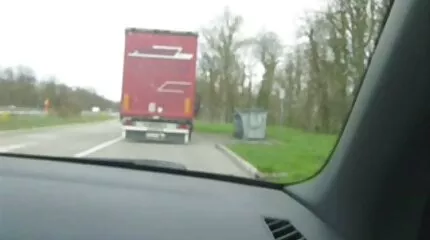De jonge man slaagde erin om het meisje te bevredigen door haar in mollig meisje neuken kut te neuken