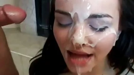 Twee jongens neuken dikke pikken van een jonge brunette in alle gaten jongen neukt meisje