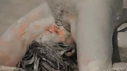Magere Blonde volwassen gekleed met strapon en vriendin geperst op de zusje neukt broertje bank