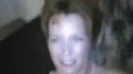 Se ragazze meisjes neuken guy neuken in de sauna in de kont en druppels stof op gezicht