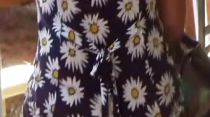 De huishoudster aarzelt niet om haar kutje te vervangen door gratis neukfilm een jonge lul
