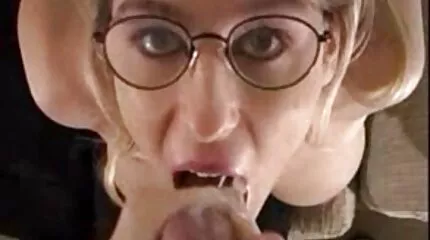 Moeder zoog haar zoon en na het hebben van seks neukfilms