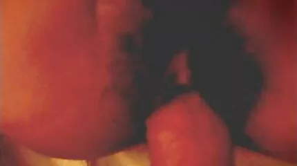 Een man met een tatoeage op zijn borst neukt het kutje van een oma neuken film zeer jonge teef