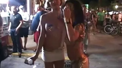 Twee jonge meisjes brachten elkaar mager meisje neuken naar een orgasme
