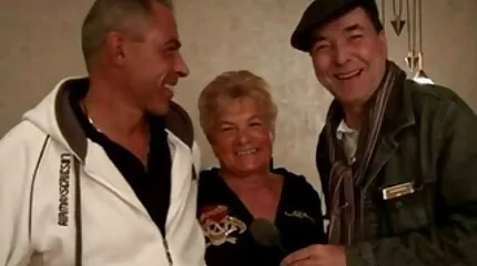 Jonge Aziatische doggy style krijgt de lesbische sexfilmpjes penis van een man in Kutje