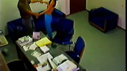 Brunette neuken pornozot kwam naar de casting, waar het Russische meisje haar benen spreidde en zichzelf begon te strelen