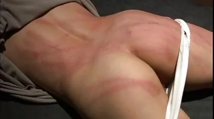 Heet trio met een mooie brunette die gaf de jongens een diepe massage van de kut en anus neuken meisje
