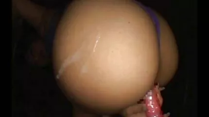 In een privé-omgeving likte een man het kutje van een vrouw en neuken pornozot neukte haar in de kont