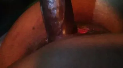 Mooi meisje neukt een kerel neuken pornozot en neemt sperma op schaamhaar