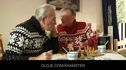 Een jong meisje besluit om anale seks te hebben en een man je zusje neuken helpt haar hierin
