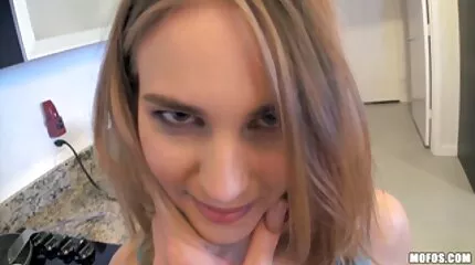 Jong meisje krijgen erotische neuken meisje clit massage naar orgasme