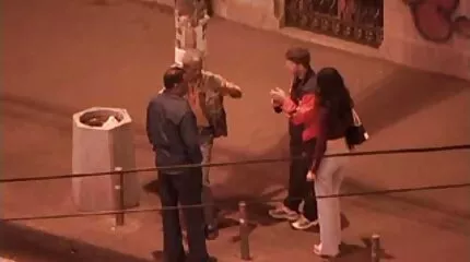Oma en nichtje lesbiennes delen een dildo voor twee filmpjes over neuken