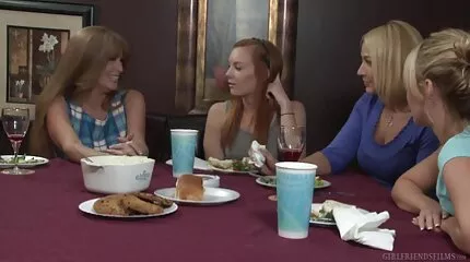Ongelooflijk mooi je zusje neuken verleidelijk meisje streelt haar charmes voor de camera