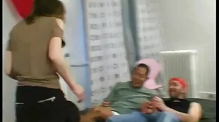 Nat Oma jongens neuken meisjes na douche gehamerd op neef seks