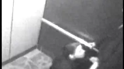 Een verdorven man neukt een jonge teef neuken in de lift en wordt gevuld met sperma