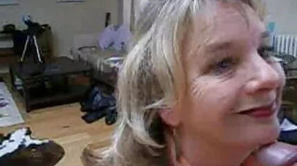 Een man neukt een volwassen tante in kousen die zich heeft voorbereid jong zusje neuken om te neuken met kutje masturbatie