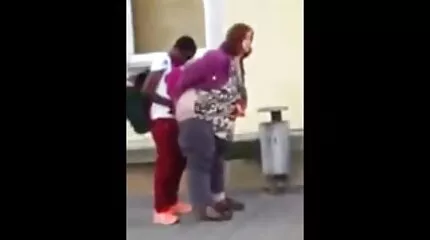 Meisje zuigt haar medestudent neuken in de bioscoop en geeft hem een strak poesje