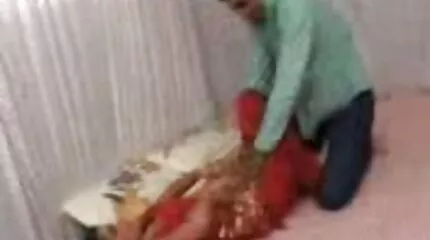 Het meisje stemde in met een blowjob en zuigt de lul van broertje neukt zusje haar broer