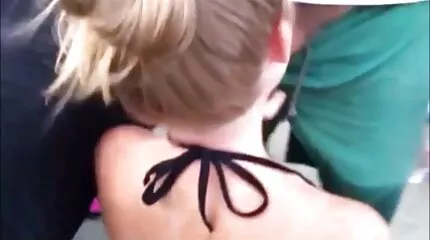 Rijpere brunette overtuigde zoon om seks te hebben door filmpjes over neuken zijn lul te zuigen