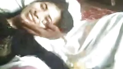 Se signora dame heeft een enorme zwarte lul meisje neukt meisje in haar kont