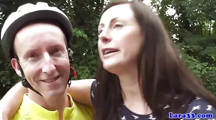 Twee lesbiennes kuste neuken jongens heet en geneukt elk ander