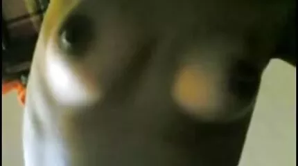 Two meisjes en een guy hebben een lul slank meisje neuken op de bed