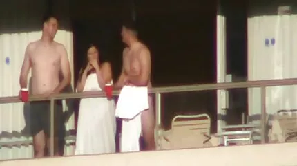 Sneaky guy neukende jongens fucks Jong stranger vrouw bij thuis