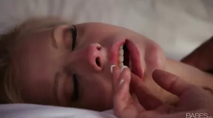 Een neuken met grote lul mooie magere vrouw zuigt de lul van een partner en wast hem met heet sperma