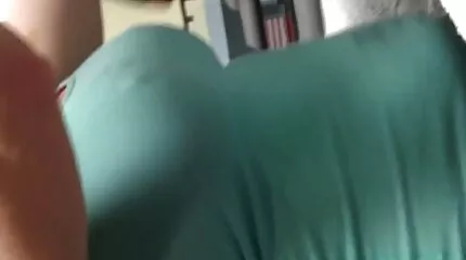 Ervaren lesbische besloten naar neuken een bescheiden meisje gratis neuken film met een dildo