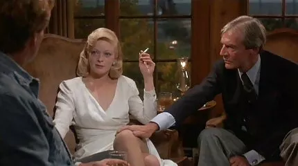 Twee blondjes en een volwassen man hebben neukende jongens groepsseks