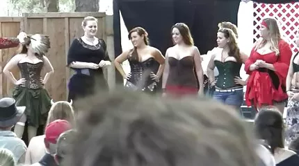 Meisjes hebben een orgie met neukfilm een man, overgave aan hem in kut