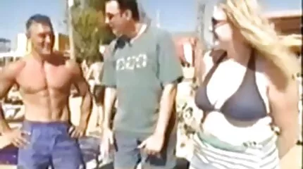 Uitnodigend een meisje thuis, een man verleid en geneukt door een neuken movies Russische dronken brunette