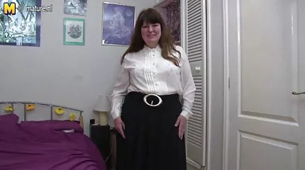 Rijpere moms SE sed meisje neukt man