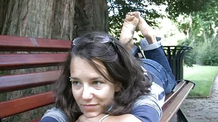 Volwassen meisje neukt perfect met een jongen neukt meisje jongere man