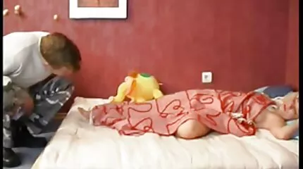 De lief meisje neuken man dronk een mooie blonde en neukte haar in Poesje