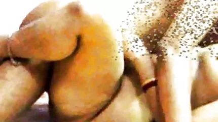 De man kreeg een blowjob van de teef en stak zijn vinger in haar neuken in sauna kont, en dan ook Geneukt Het meisje