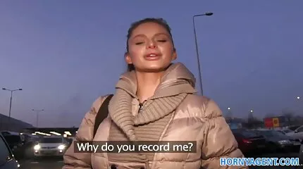 Guy likt poesje van een dronken meisje en geeft meisje neukt meisje haar een blowjob