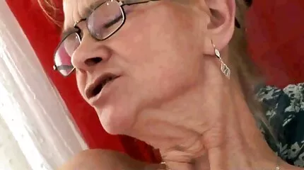 Schattige brunette zuigt de lul van neukfilms een man en cuckolding
