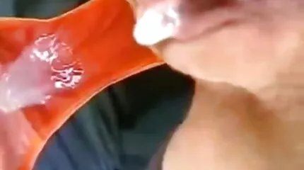 Charmante meisje meisje neukt vader neuken guy ' s strakke kont