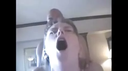 Cutie Laksheri bleef in neuken in de sauna kleren maar moest zuigen lul