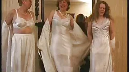 Jong neukfilm meisje wordt super-fucking-heet en gebracht tot volledig orgasme