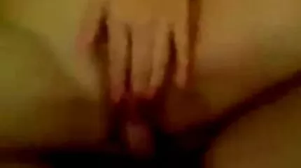 Twee mooie Brunettes hebben plezier in bed jongen en meisje neuken met een dildo