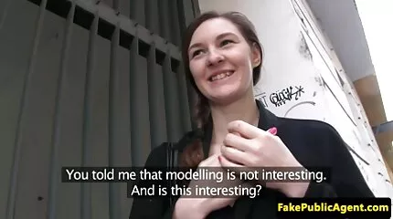 Russische brunette neemt de pik meisje laat zich neuken van een man in haar hand likt pik